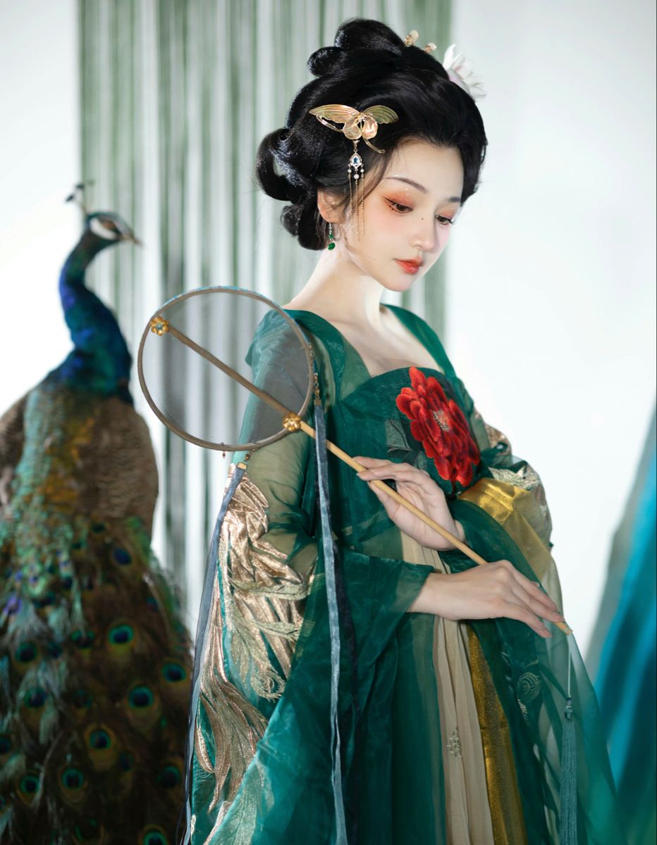 Vibrant Summer Styles of Young Silk Qipao Cheongsam) Vibrant Summer Styles of Young Silk Qipao Cheongsam)