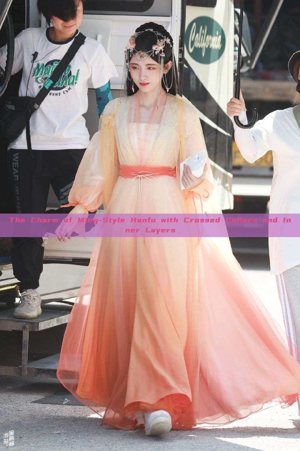 The Charm of Ming-Style Hanfu with Crossed Collars and Inner Layers The Charm of Ming-Style Hanfu with Crossed Collars and Inner Layers