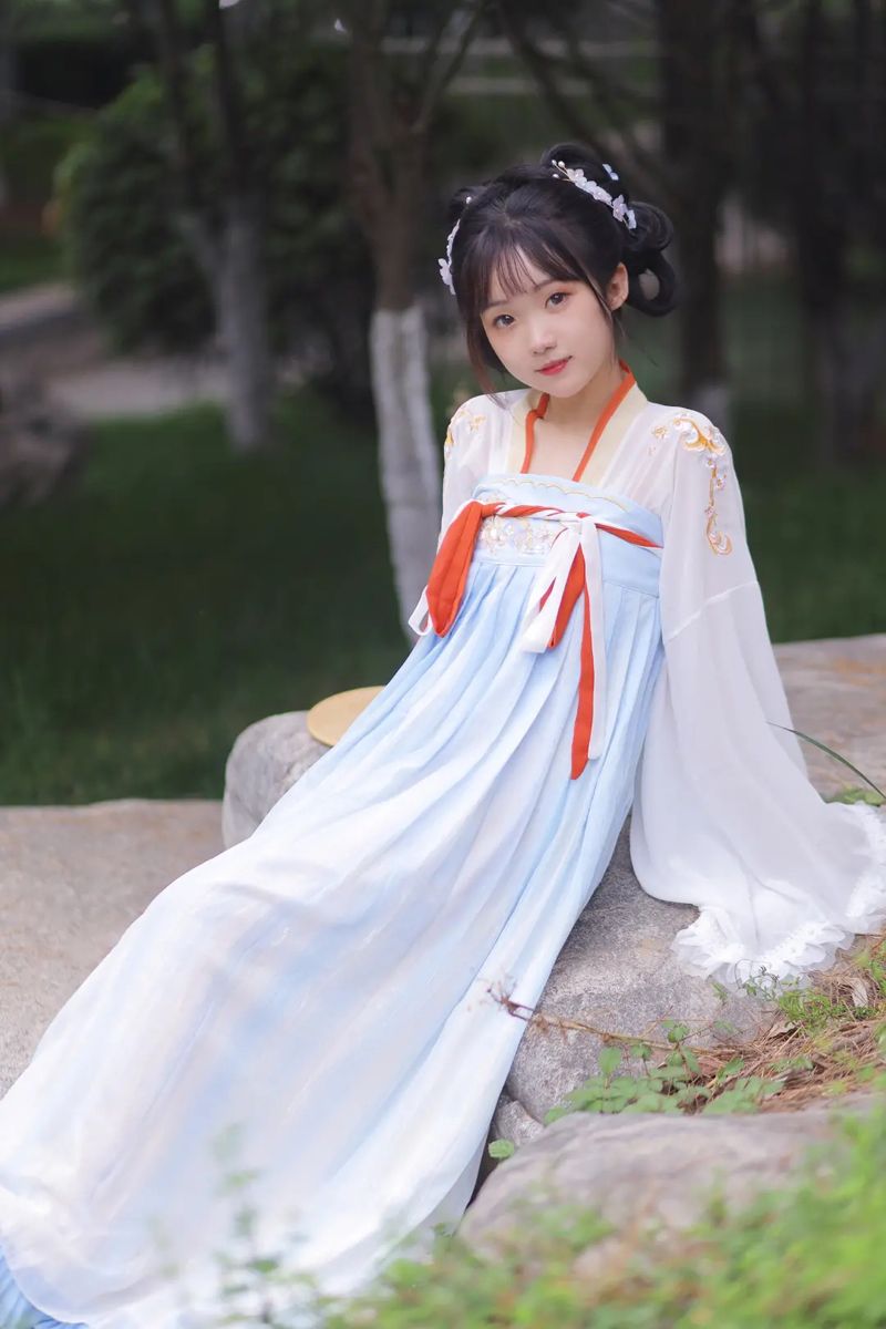 Reimagining Traditional Song-Era Hanfu:Modernizing Comfort and Style