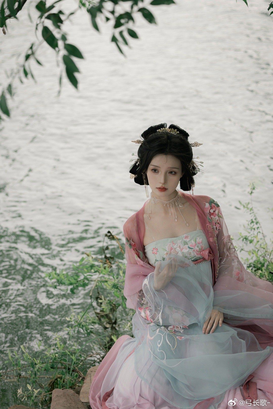 Enjoying the Serene Joy of Hanfu:Quality Traditional Chinese Clothing at an Affordable Price Enjoying the Serene Joy of Hanfu:Quality Traditional Chinese Clothing at an Affordable Price