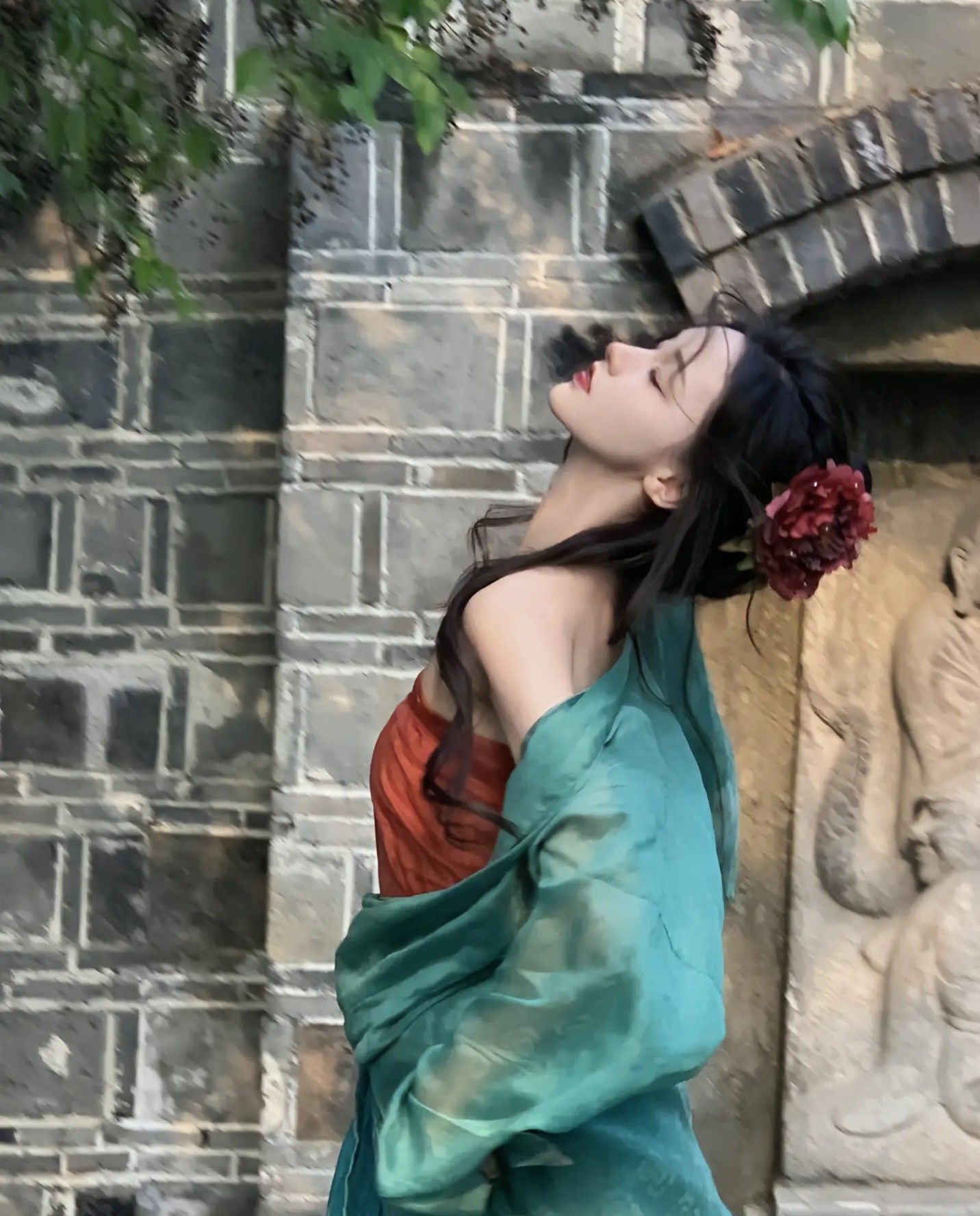 Dance Troupe in Ancient China:The Fusion of Hanfu Fashion and Western Regions Dance Troupe in Ancient China:The Fusion of Hanfu Fashion and Western Regions