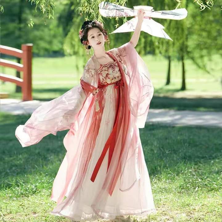 Charming Summer of a Petite Plus-Size Woman in Cheongsam Charming Summer of a Petite Plus-Size Woman in Cheongsam