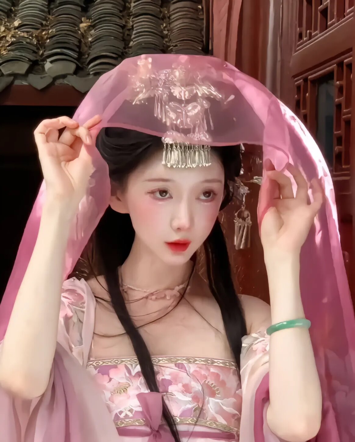 The Rise of Wu Jinyans Hanfu Fashion:Exploring the Trend of Traditional Chinese Costume The Rise of Wu Jinyans Hanfu Fashion:Exploring the Trend of Traditional Chinese Costume