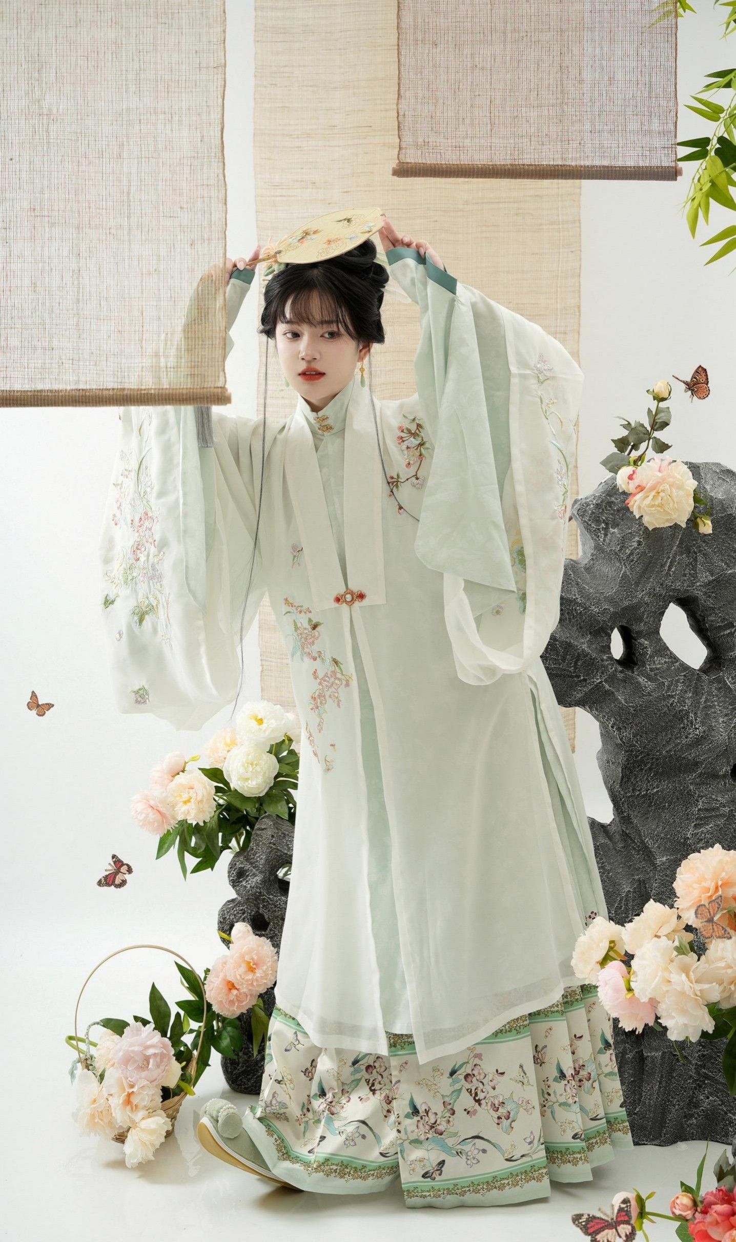 The Adventures of a Heroic Girl in Traditional Hanfu Martial Arts Attire The Adventures of a Heroic Girl in Traditional Hanfu Martial Arts Attire