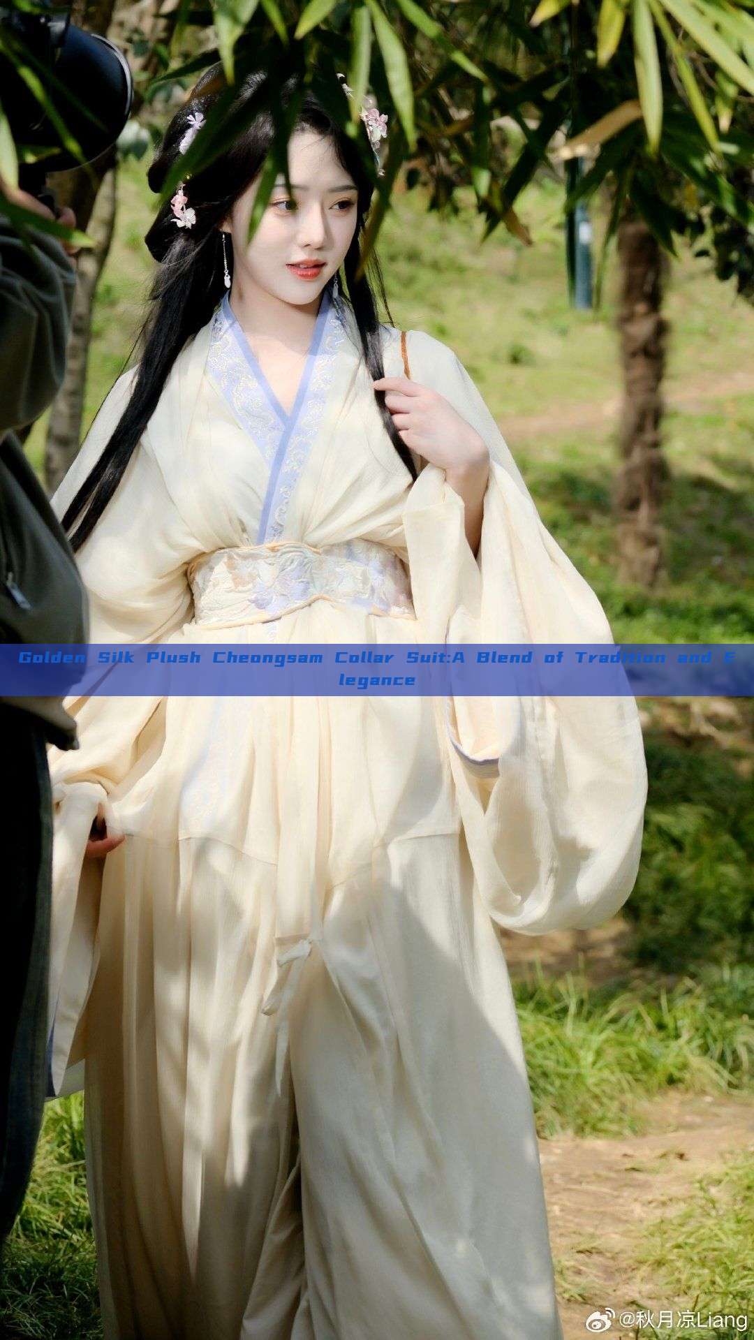 Golden Silk Plush Cheongsam Collar Suit:A Blend of Tradition and Elegance Golden Silk Plush Cheongsam Collar Suit:A Blend of Tradition and Elegance