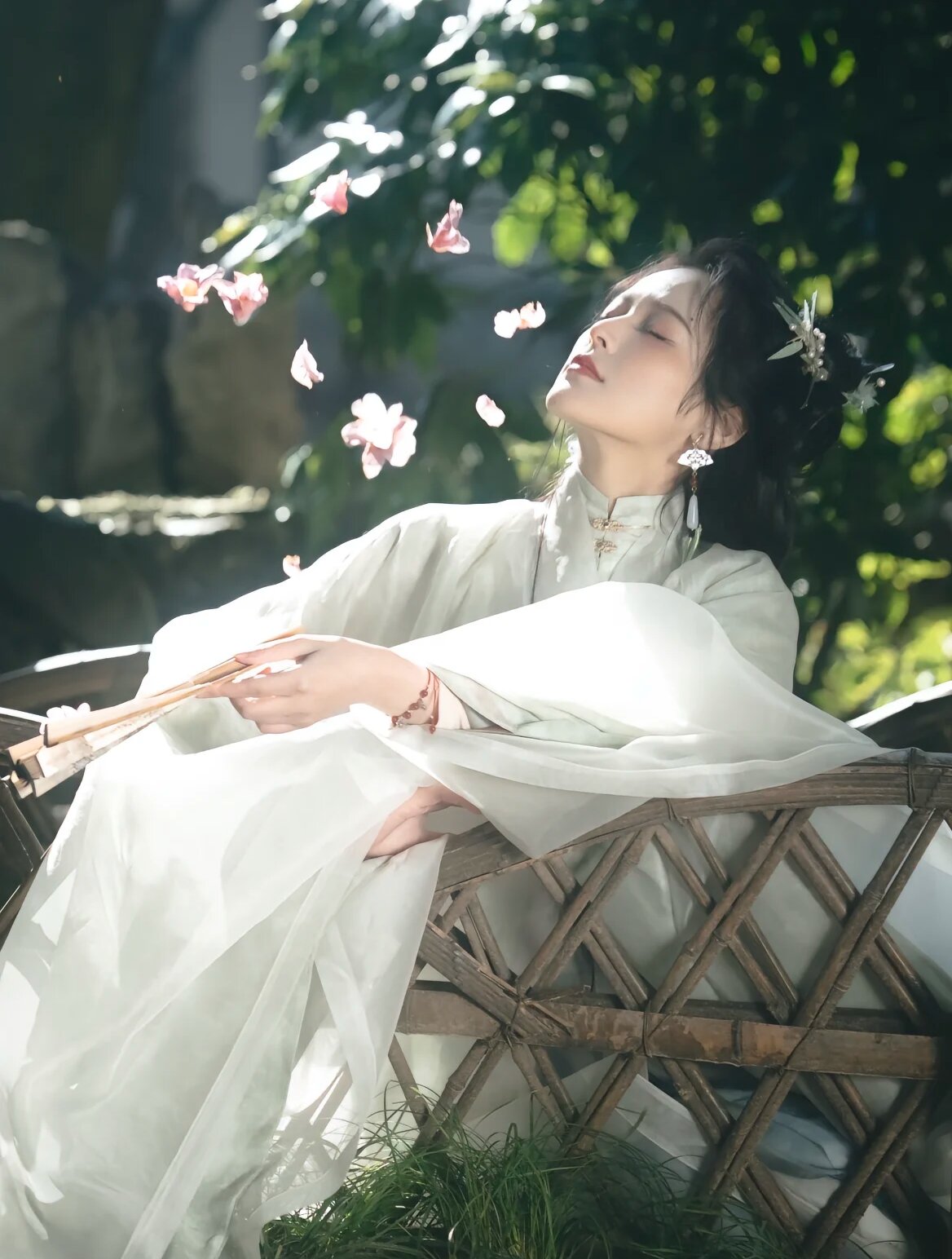 Luxurious Silk Cheongsam:A Classy Elegance in Traditional Chinese Fashion Luxurious Silk Cheongsam:A Classy Elegance in Traditional Chinese Fashion