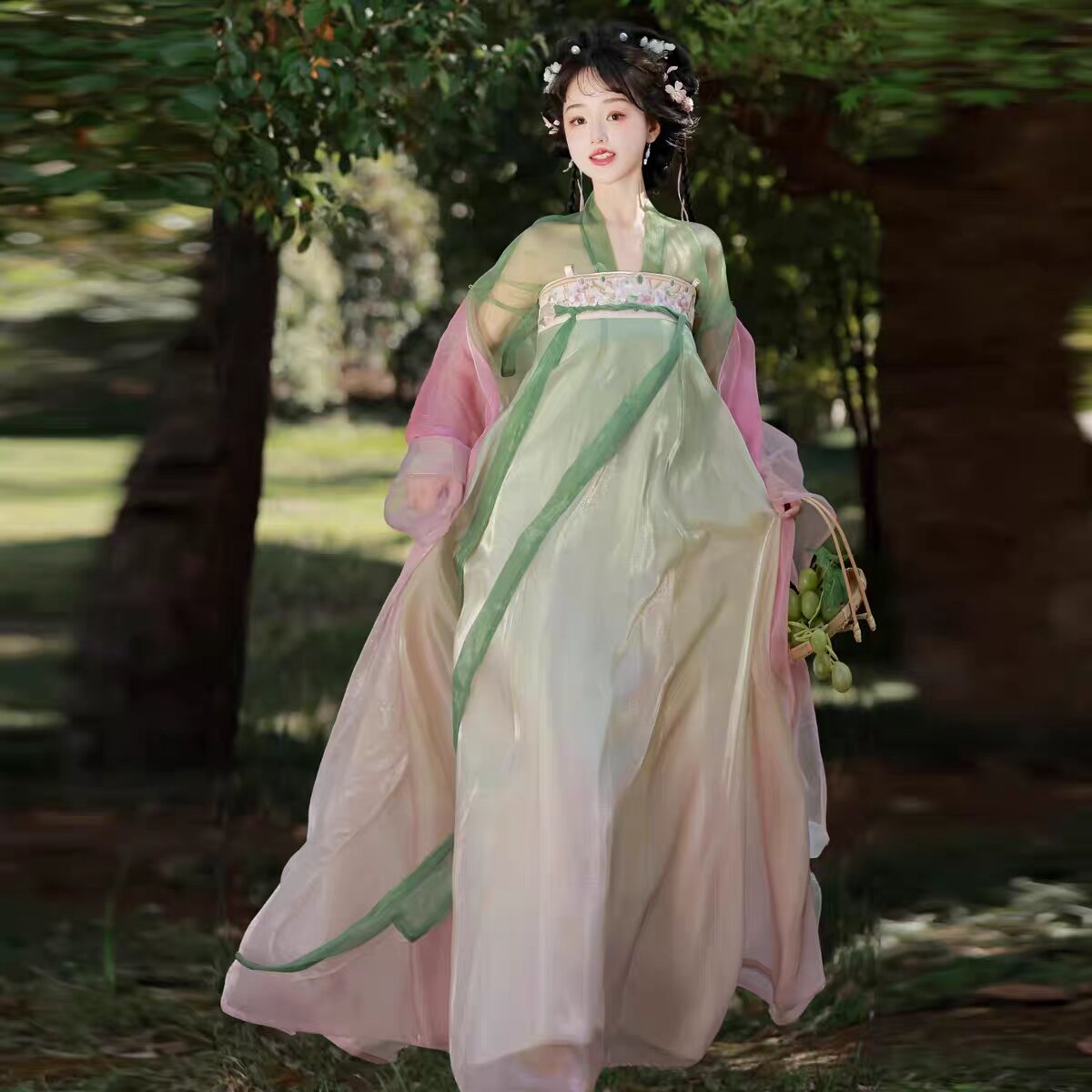 The Rise of Hanfu Xuanzi:Unraveling the Charm of Traditional Chinese Elegance