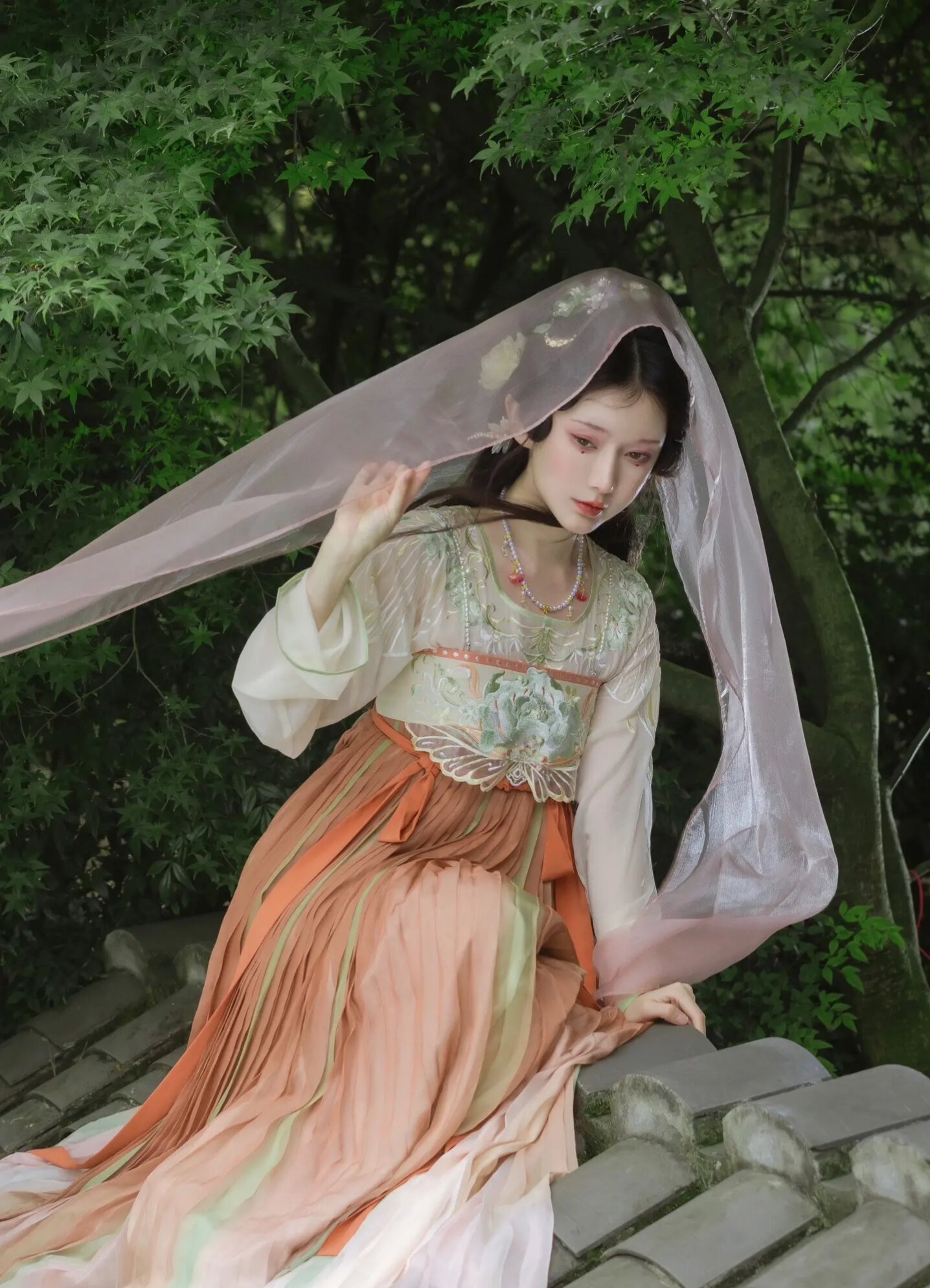 The Evolution of Cheongsam with Inner Linings:A Closer Look