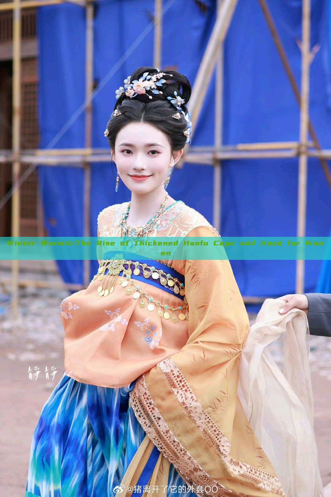 Winter Warmth:The Rise of Thickened Hanfu Cape and Hood for Women Winter Warmth:The Rise of Thickened Hanfu Cape and Hood for Women