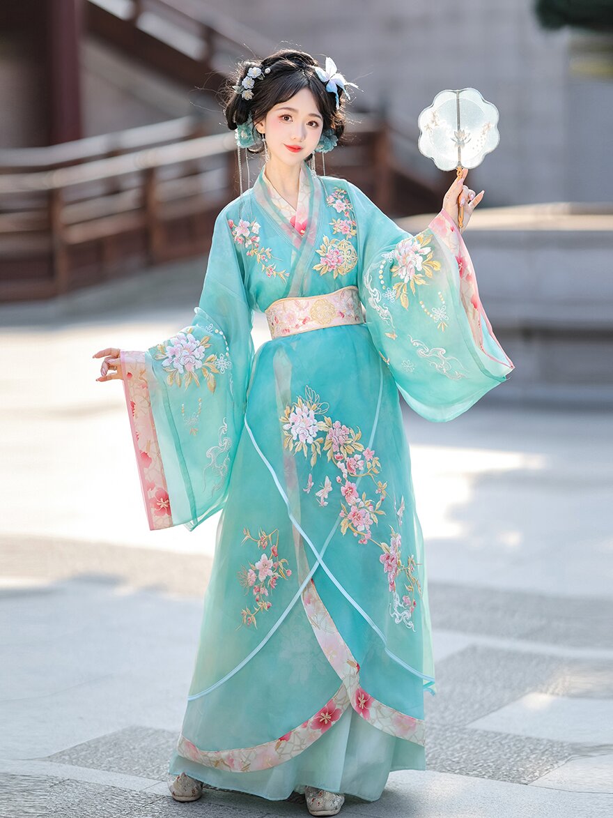 Charming Mini-Size:The Elegance of Qipao for Petite Summer Girls with a Curvier Figure Charming Mini-Size:The Elegance of Qipao for Petite Summer Girls with a Curvier Figure