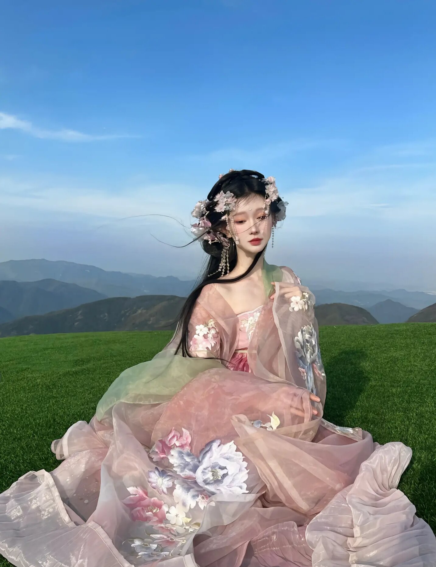 The Splendid Splendor of Hanfu in the Wei and Jin Dynasties The Splendid Splendor of Hanfu in the Wei and Jin Dynasties