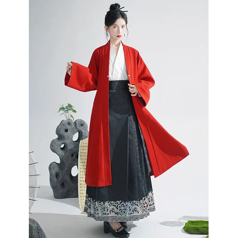 A Summer Princess in Ancient Chinese Hanfu:The Story of a Young Girl in a Traditional Gown