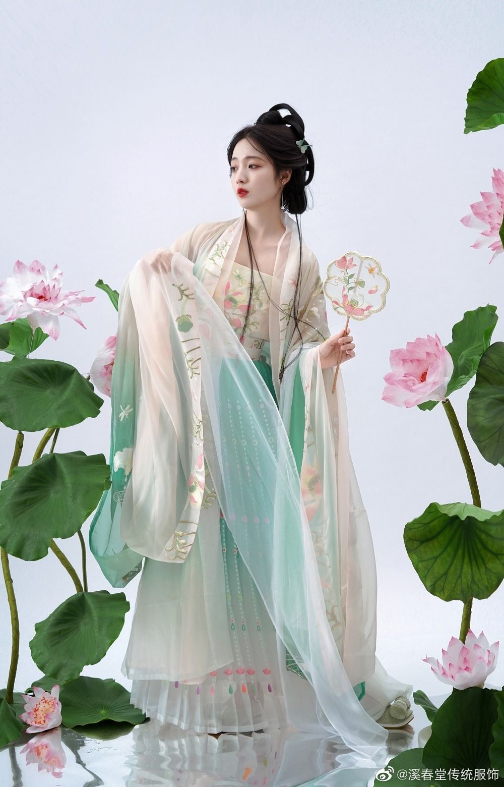 The Enchantment of Hanfu:A Girl Child in Ancient Chinese Costume The Enchantment of Hanfu:A Girl Child in Ancient Chinese Costume