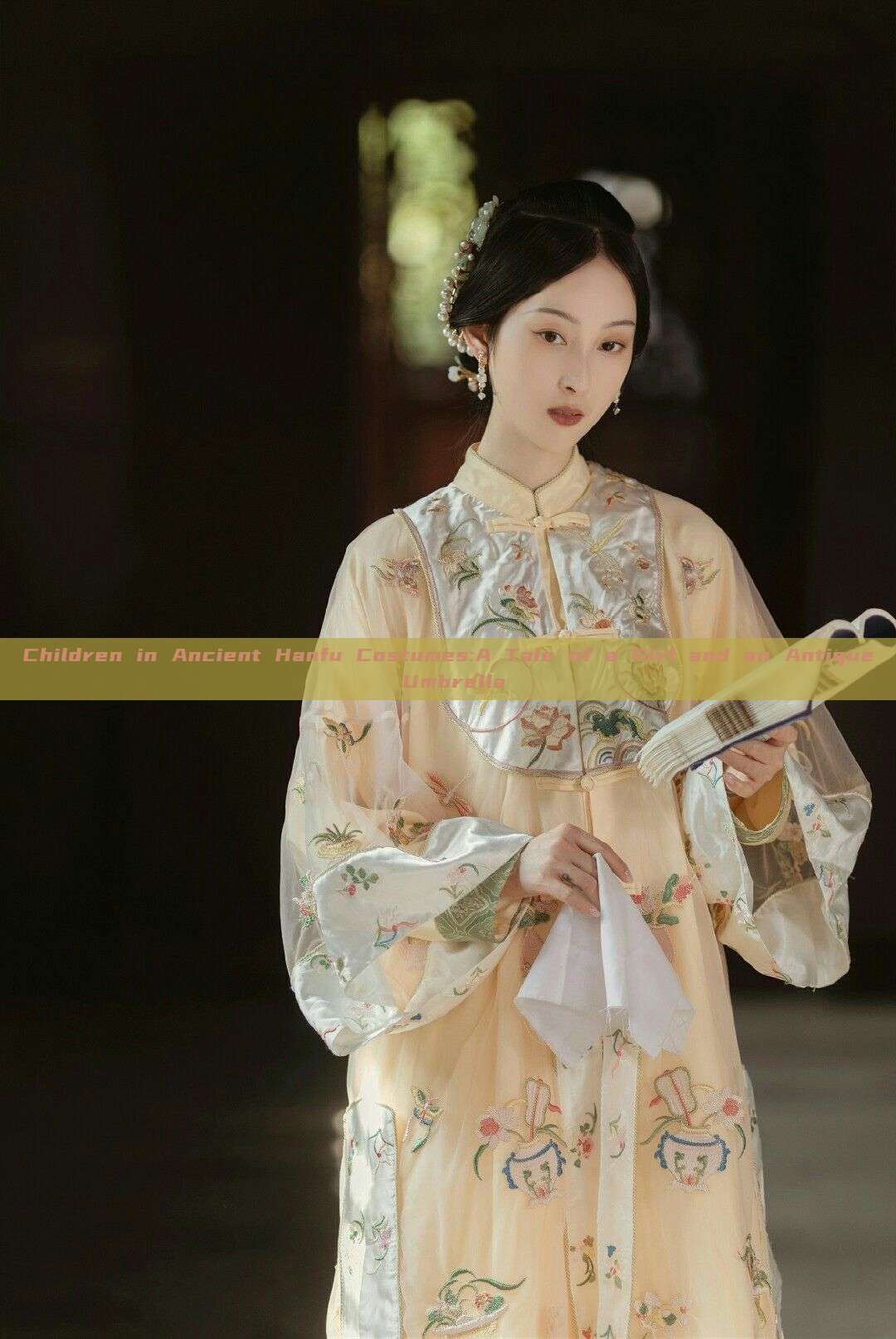 Children in Ancient Hanfu Costumes:A Tale of a Girl and an Antique Umbrella