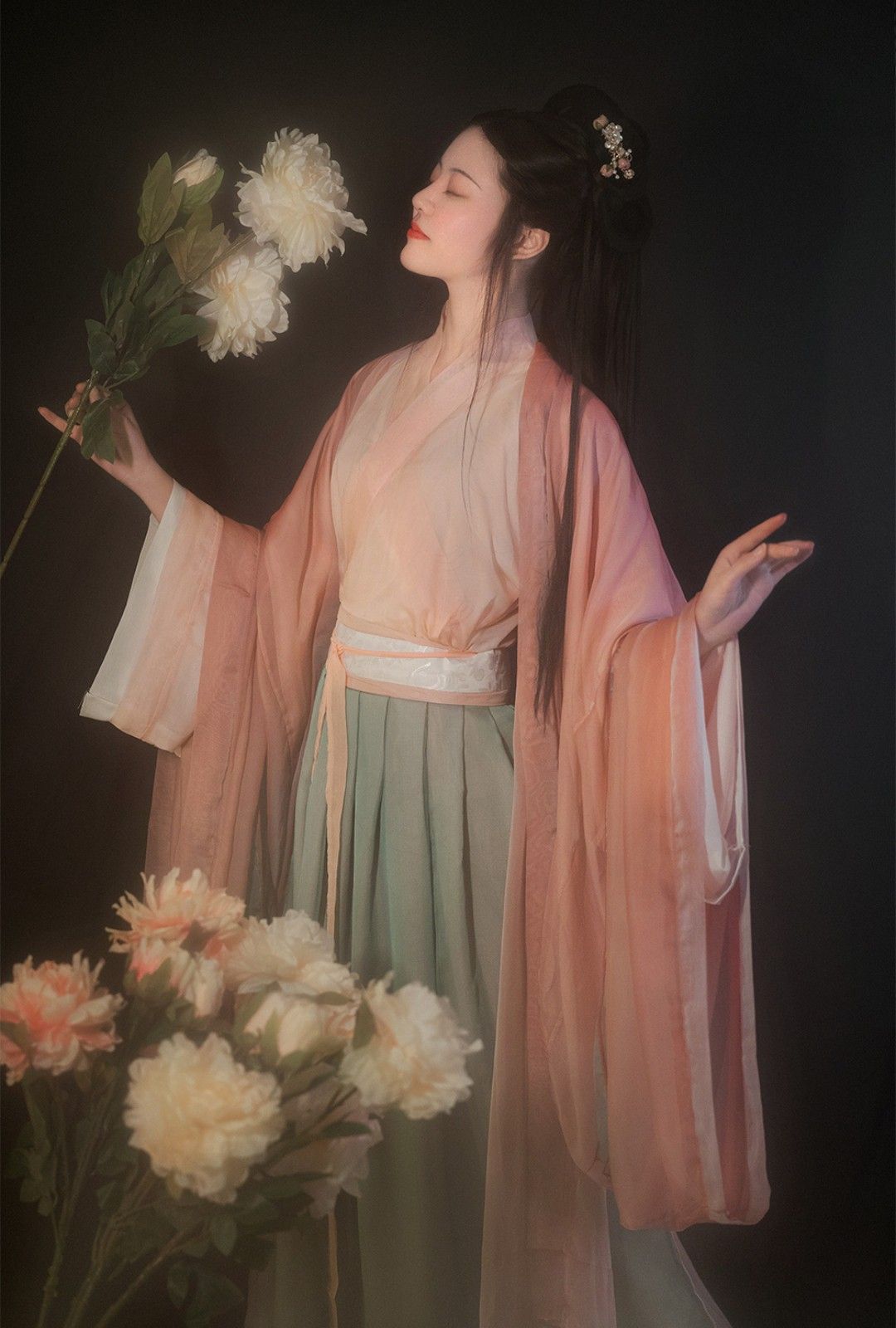 Ethereal Beauty of Tang and Han:Ancient Chinese Fashion and Its Fairy-like Charm