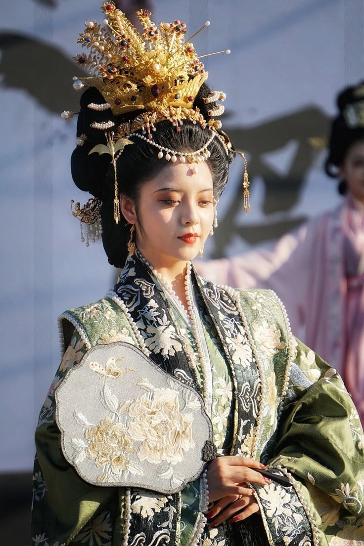 A Guide to Styling the Waist-Length,Double-Bordered Hanfu Dress for Girls