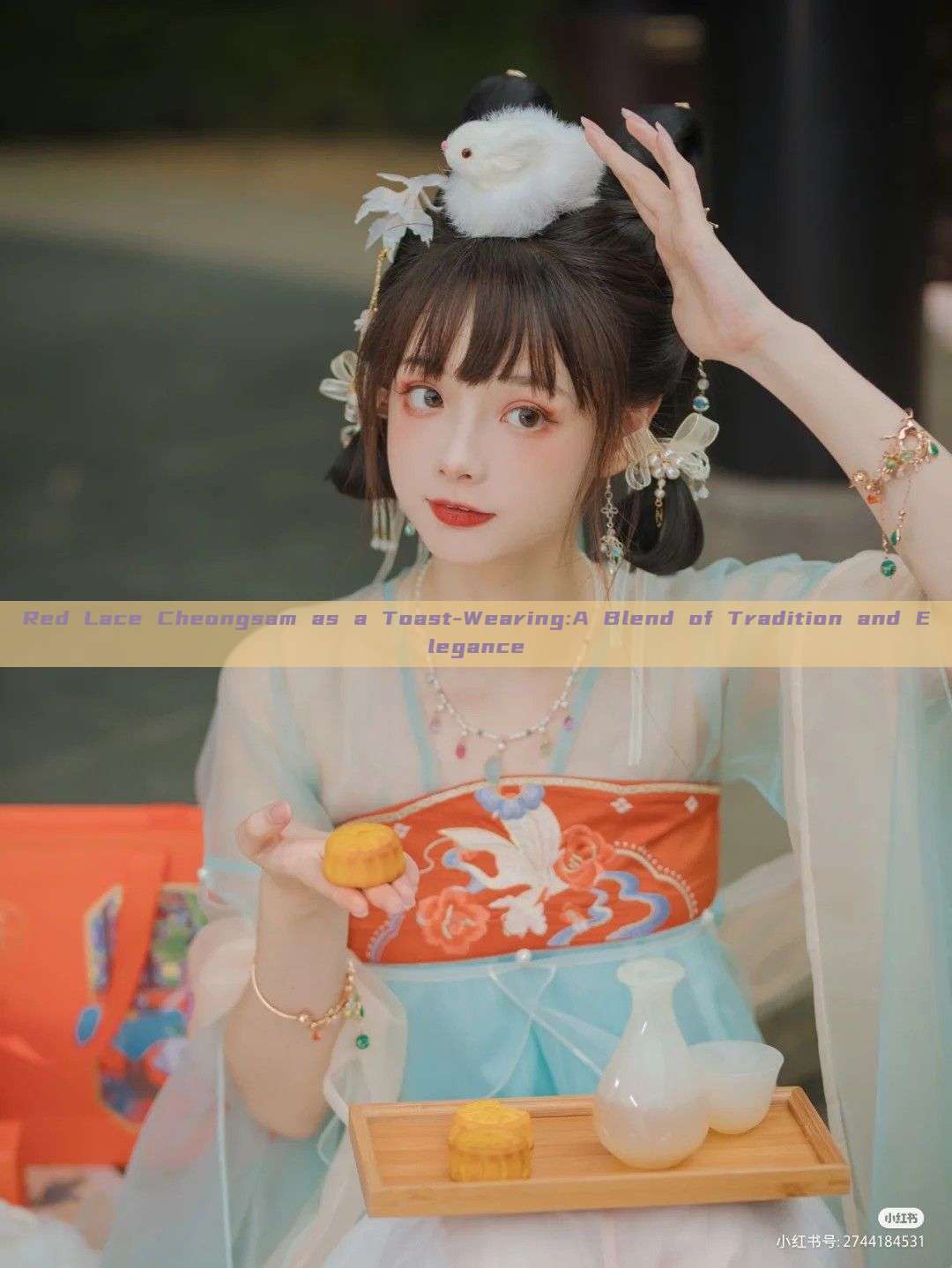 Red Lace Cheongsam as a Toast-Wearing:A Blend of Tradition and Elegance