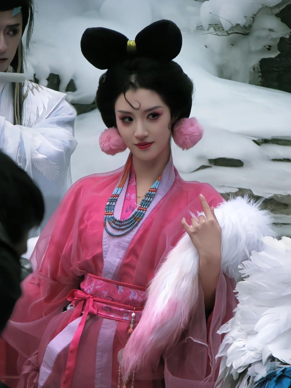 The Splendor of Traditional Chinese Wedding Gowns:The Story of Flower-Bearing Hanfu The Splendor of Traditional Chinese Wedding Gowns:The Story of Flower-Bearing Hanfu
