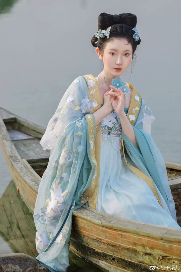 The Elegance of Long,Open-Forked Cheongsam:A Traditional Chinese Outfit The Elegance of Long,Open-Forked Cheongsam:A Traditional Chinese Outfit
