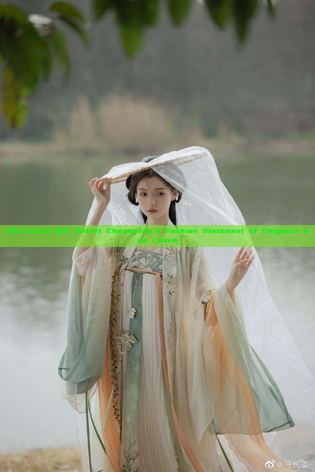 Mini-Sized Silk Velvet Cheongsam:A Fashion Statement of Elegance and Charm Mini-Sized Silk Velvet Cheongsam:A Fashion Statement of Elegance and Charm