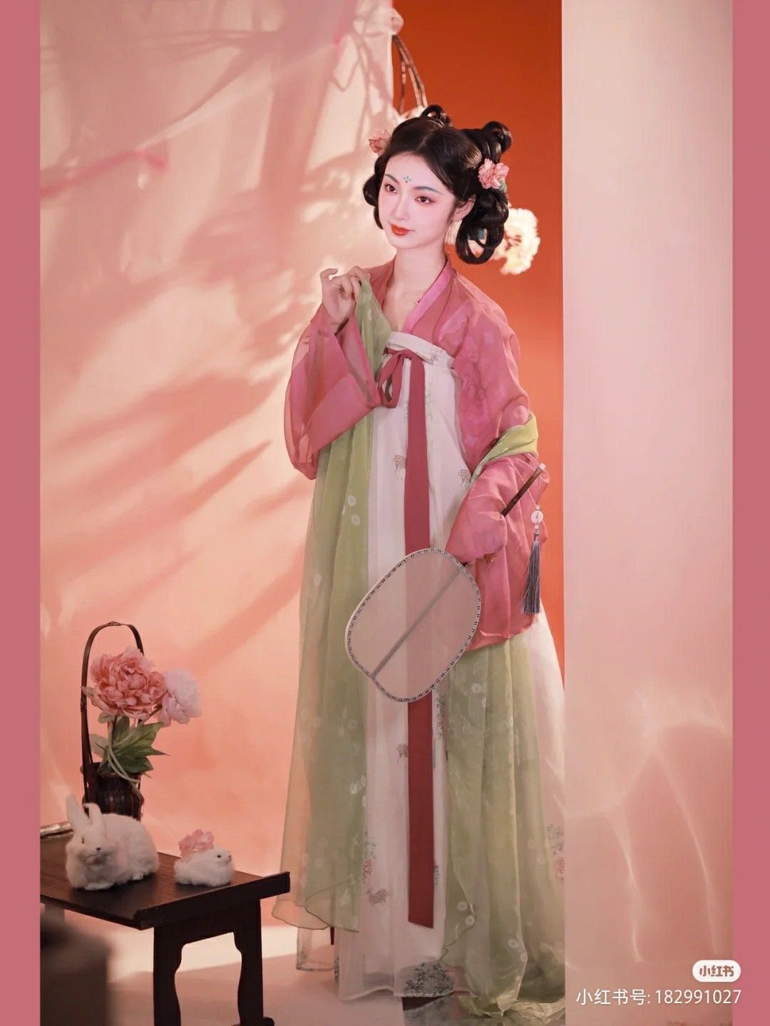 Toast-Bearing Women in Cheongsam:A Celebration of Elegance and Tradition Toast-Bearing Women in Cheongsam:A Celebration of Elegance and Tradition