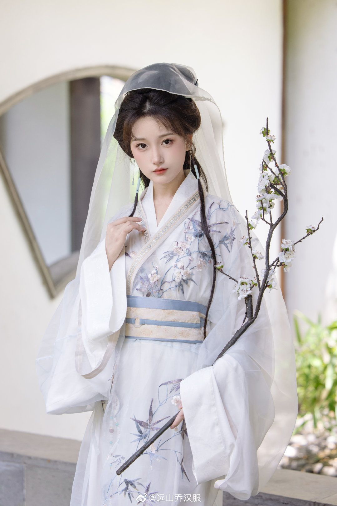 The Splendor of Short-Style Red Cheongsam:A Cultural Icon in Modern Fashion The Splendor of Short-Style Red Cheongsam:A Cultural Icon in Modern Fashion