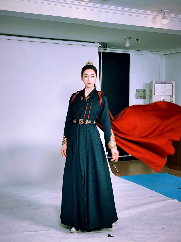 Plus-Size Women Embracing the Beauty of Chiffon Cheongsam Skirts in Winter Plus-Size Women Embracing the Beauty of Chiffon Cheongsam Skirts in Winter