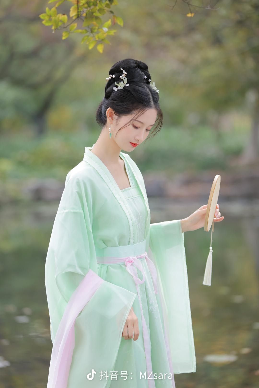 The Splendor of Yang Guifei in Oversized Hanfu Traditional Attire The Splendor of Yang Guifei in Oversized Hanfu Traditional Attire