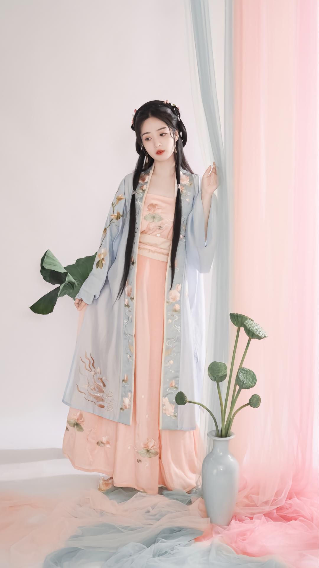 The Headwear of a Bride in Traditional Chinese Hanfu Wedding The Headwear of a Bride in Traditional Chinese Hanfu Wedding