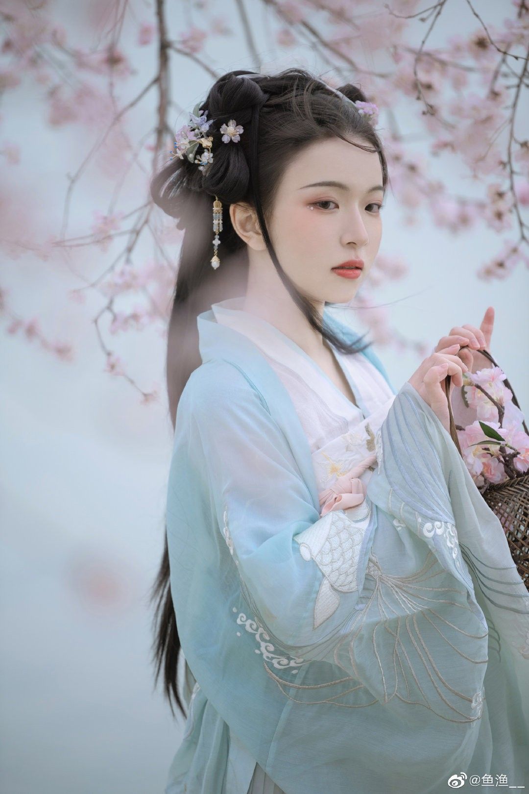 Reimagining Traditional Chinese Ethnicity:The Evolution of Qipao into Modern Neo-Chinese Chic Reimagining Traditional Chinese Ethnicity:The Evolution of Qipao into Modern Neo-Chinese Chic