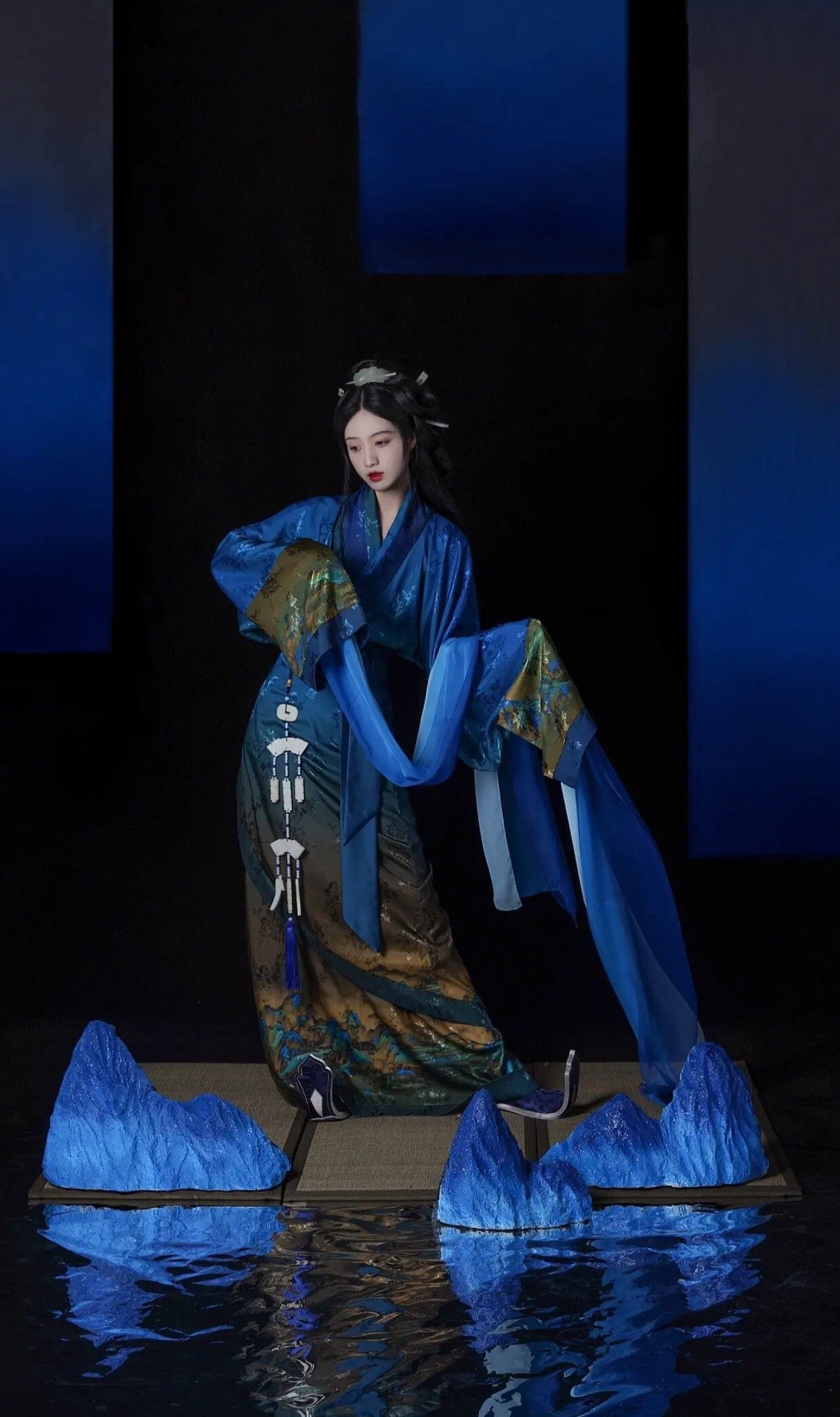 Fringes on Cheongsam:A Cultural Emblem of Elegance and Tradition Fringes on Cheongsam:A Cultural Emblem of Elegance and Tradition