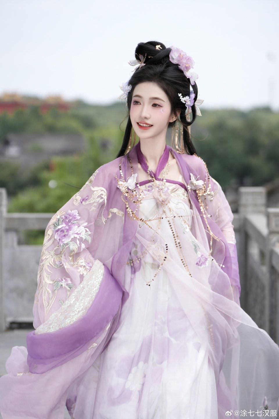 The Splendor of Traditional Chinese Cheongsam:The Guyun Style The Splendor of Traditional Chinese Cheongsam:The Guyun Style