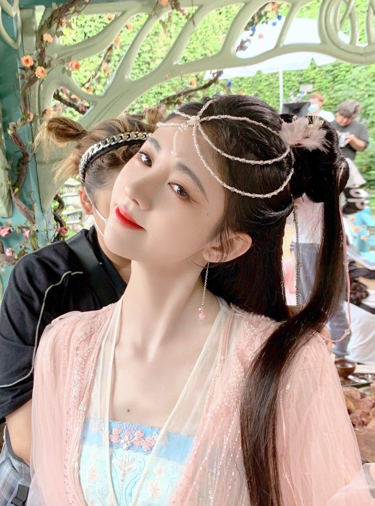 Champagne-Colored Cheongsam:The New Summer Trend in 2024 Champagne-Colored Cheongsam:The New Summer Trend in 2024