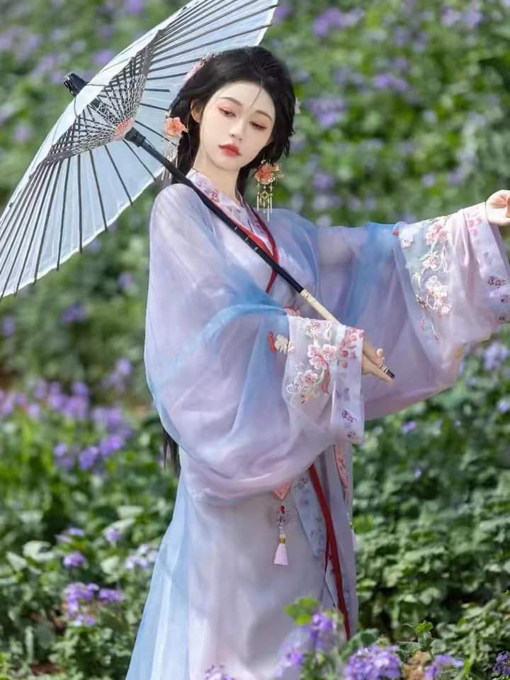 The Enchantment of Black Traditional Chinese Hanfu:An Ancient Style Revival The Enchantment of Black Traditional Chinese Hanfu:An Ancient Style Revival