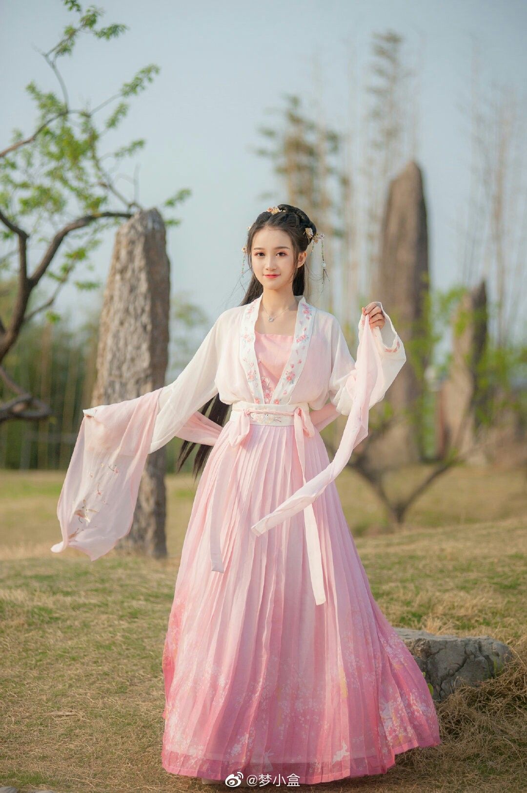 Summer Brightness with Budget-Friendly Authentic Hanfu in a Price of Cabbage Summer Brightness with Budget-Friendly Authentic Hanfu in a Price of Cabbage