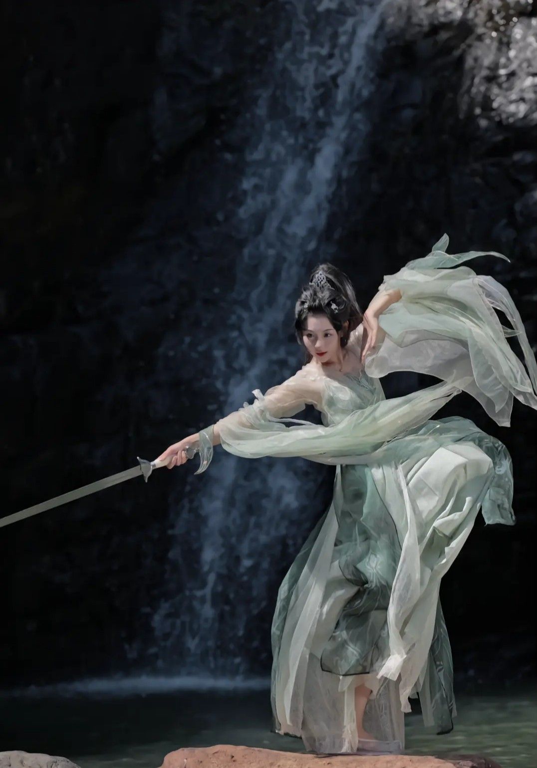 The Enchanting Beauty of Lotus Flower Deities in Traditional Hanfu Costumes The Enchanting Beauty of Lotus Flower Deities in Traditional Hanfu Costumes