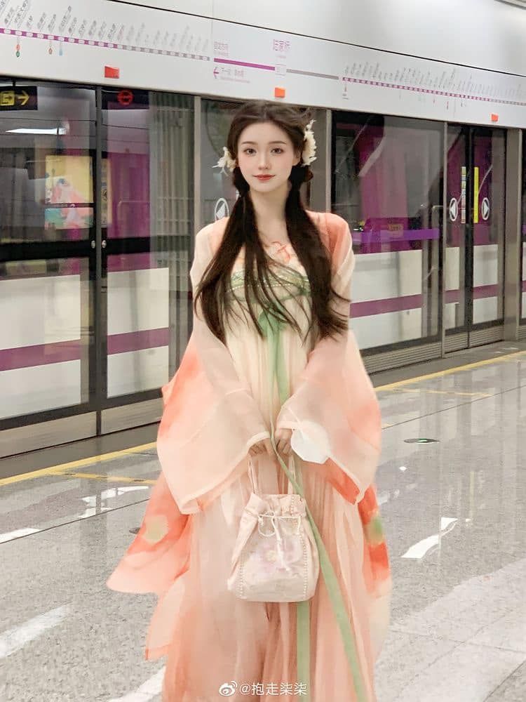 Plump Girl Child in Summer Hanfu Fashion:The Charm of Chubby Kids in Traditional Chinese Clothing Plump Girl Child in Summer Hanfu Fashion:The Charm of Chubby Kids in Traditional Chinese Clothing