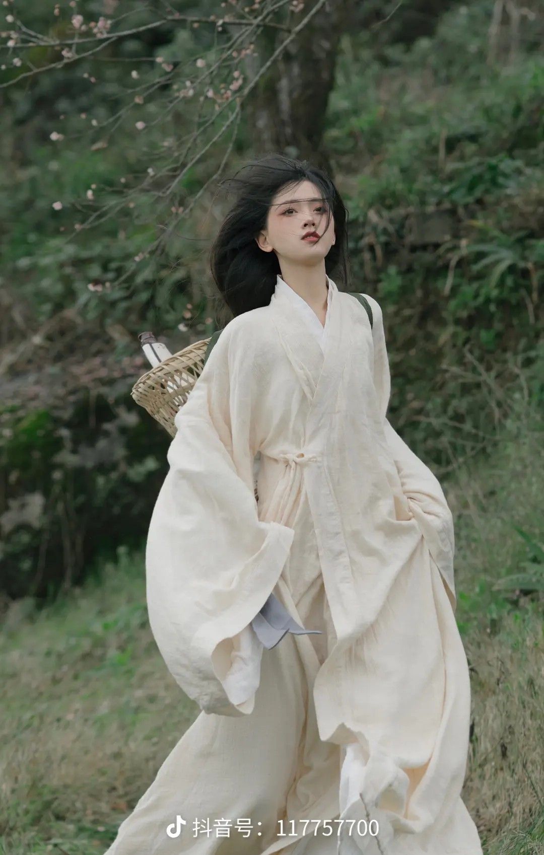 Embracing Modernity in Traditional Splendor:The Neo-Chinese Cheongsam Girl