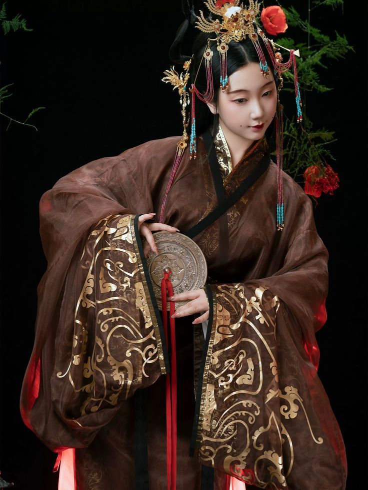 The Rise of Li Ziqiangs Qipao Fashion:A Blend of Tradition and Modernity The Rise of Li Ziqiangs Qipao Fashion:A Blend of Tradition and Modernity