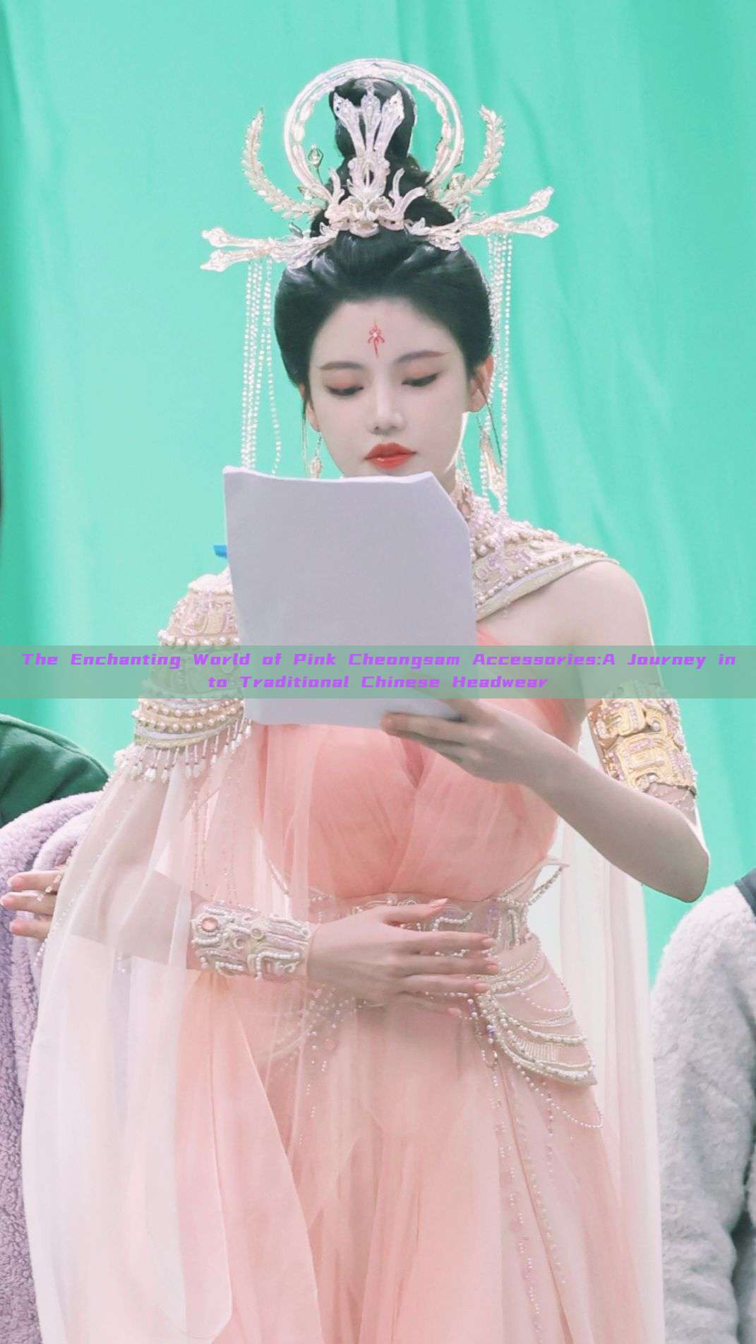 The Enchanting World of Pink Cheongsam Accessories:A Journey into Traditional Chinese Headwear The Enchanting World of Pink Cheongsam Accessories:A Journey into Traditional Chinese Headwear