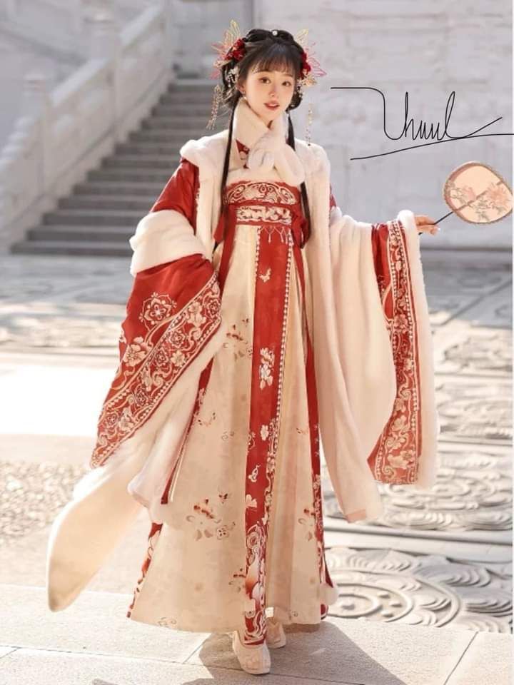 Fashionable Revamped Hanfu Two-Piece Suit:A Blend of Tradition and Modernity Fashionable Revamped Hanfu Two-Piece Suit:A Blend of Tradition and Modernity