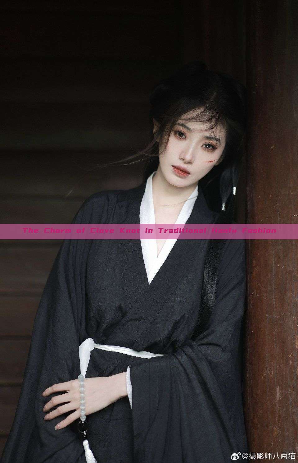 The Charm of Clove Knot in Traditional Hanfu Fashion The Charm of Clove Knot in Traditional Hanfu Fashion