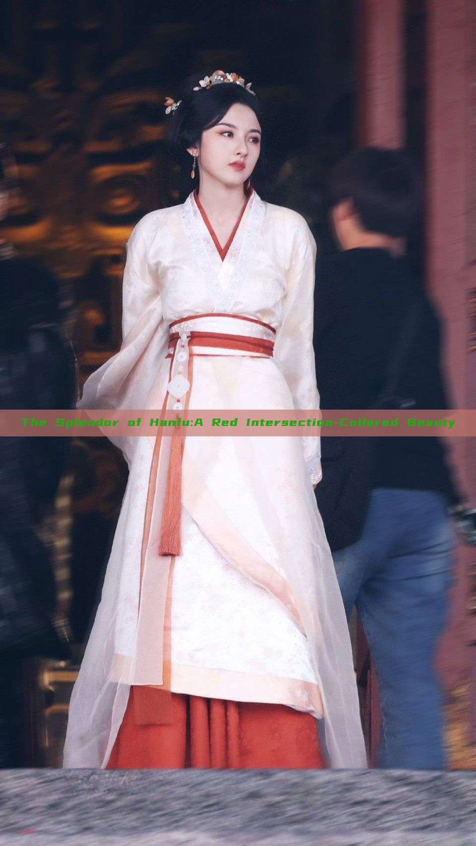 The Splendor of Hanfu:A Red Intersection-Collared Beauty The Splendor of Hanfu:A Red Intersection-Collared Beauty