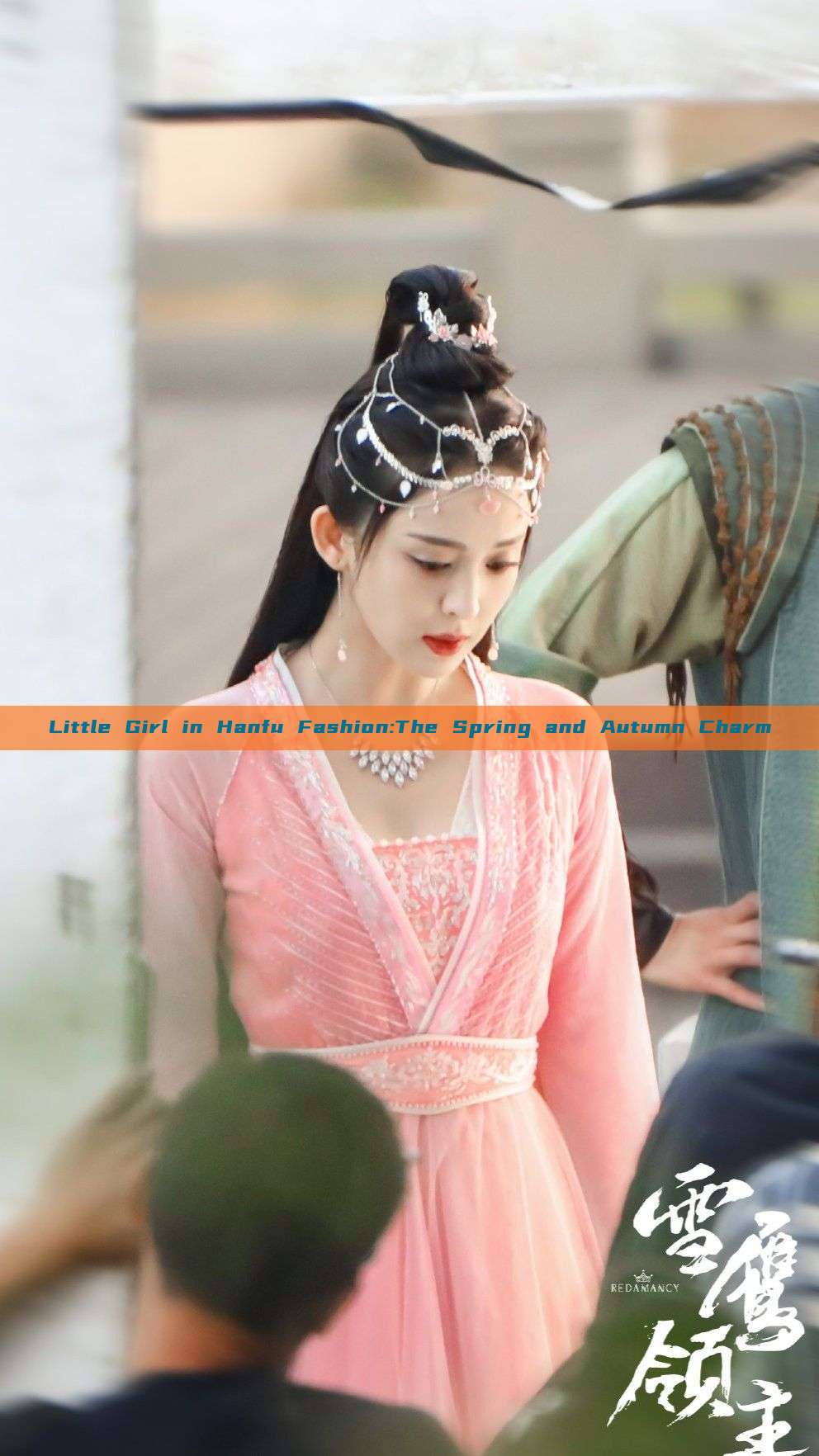 Little Girl in Hanfu Fashion:The Spring and Autumn Charm Little Girl in Hanfu Fashion:The Spring and Autumn Charm