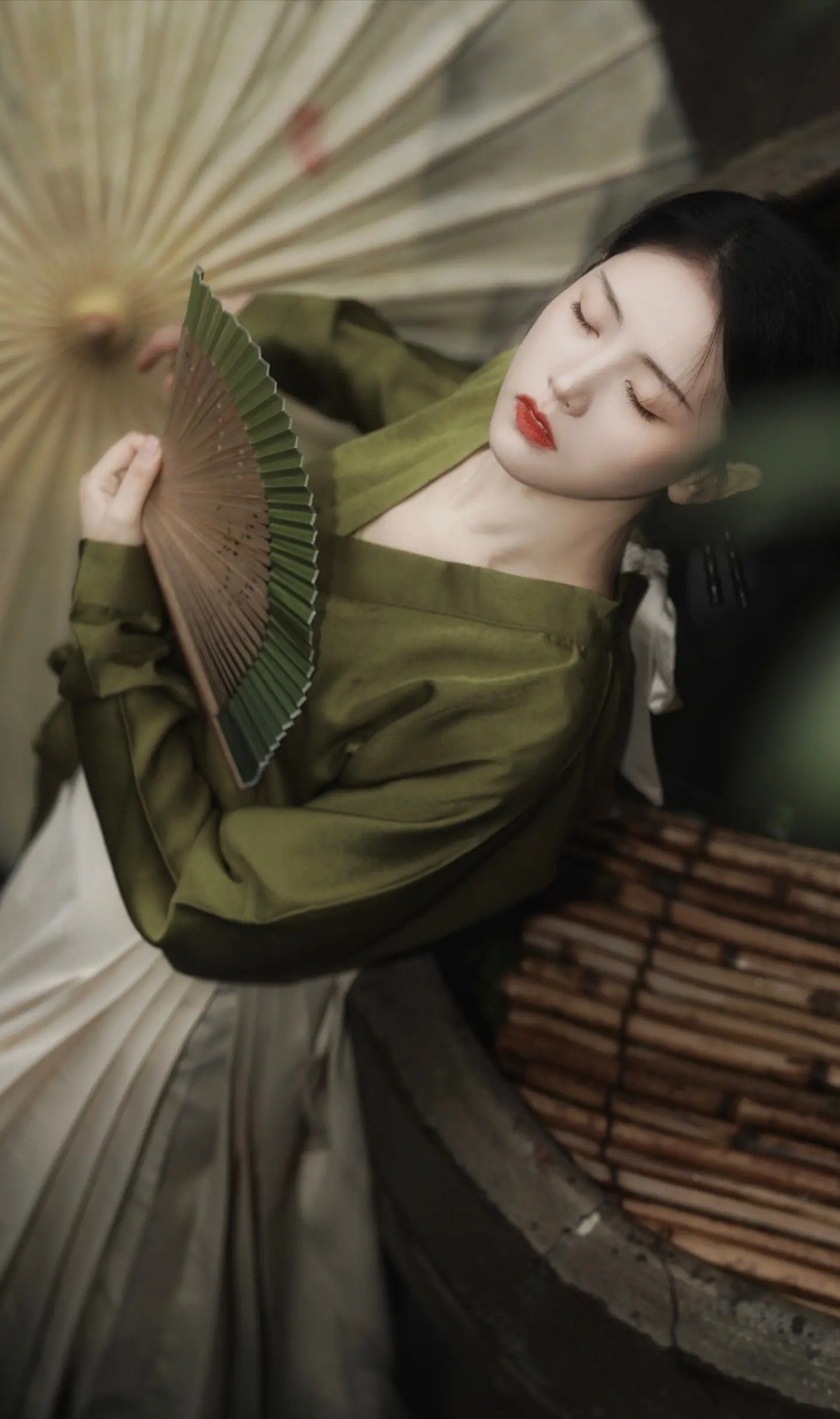 Traditional Charm:A Womans Tang-Style Dress Traditional Charm:A Womans Tang-Style Dress