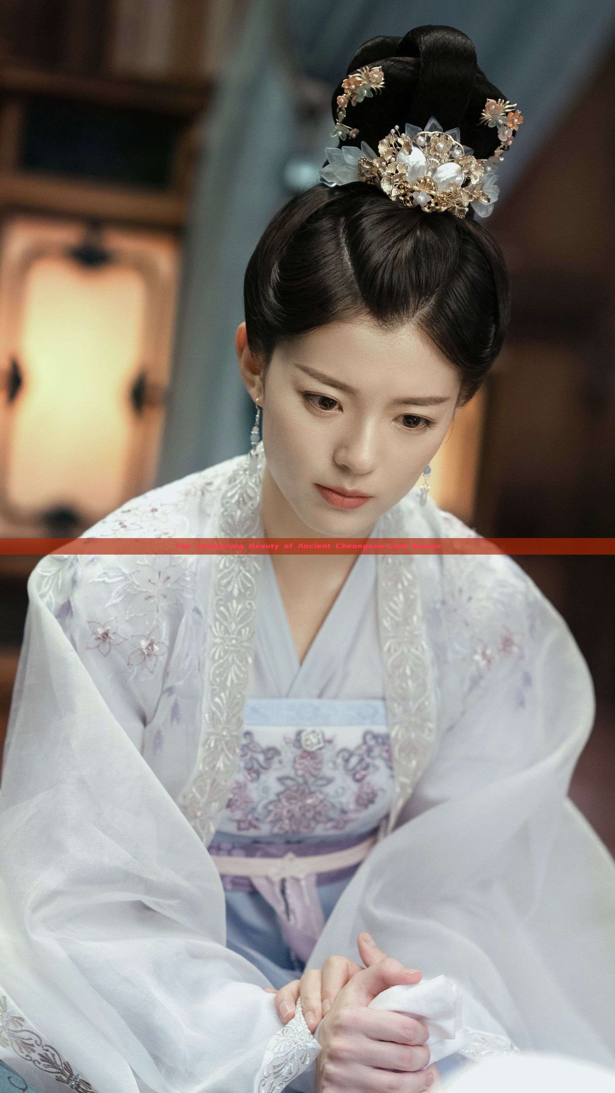 The Enchanting Beauty of Ancient Cheongsam-Clad Women The Enchanting Beauty of Ancient Cheongsam-Clad Women