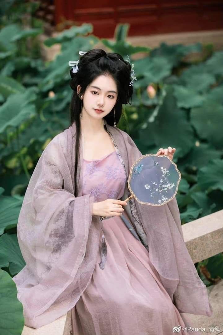 Revisiting the Cheongsam Style:The Upside-Down Sleeve for Autumn-Winter Fashion Revisiting the Cheongsam Style:The Upside-Down Sleeve for Autumn-Winter Fashion