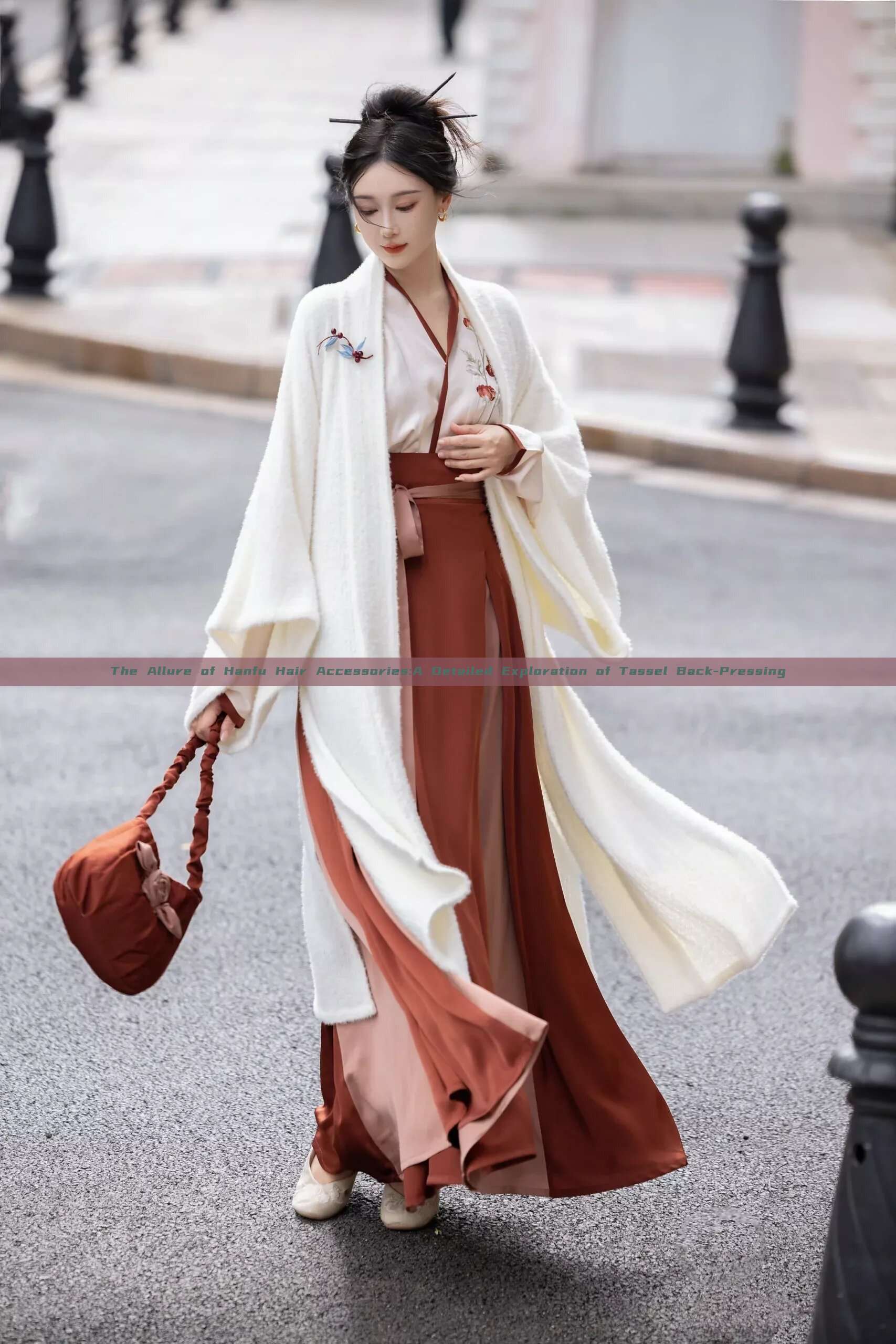 The Allure of Hanfu Hair Accessories:A Detailed Exploration of Tassel Back-Pressing The Allure of Hanfu Hair Accessories:A Detailed Exploration of Tassel Back-Pressing