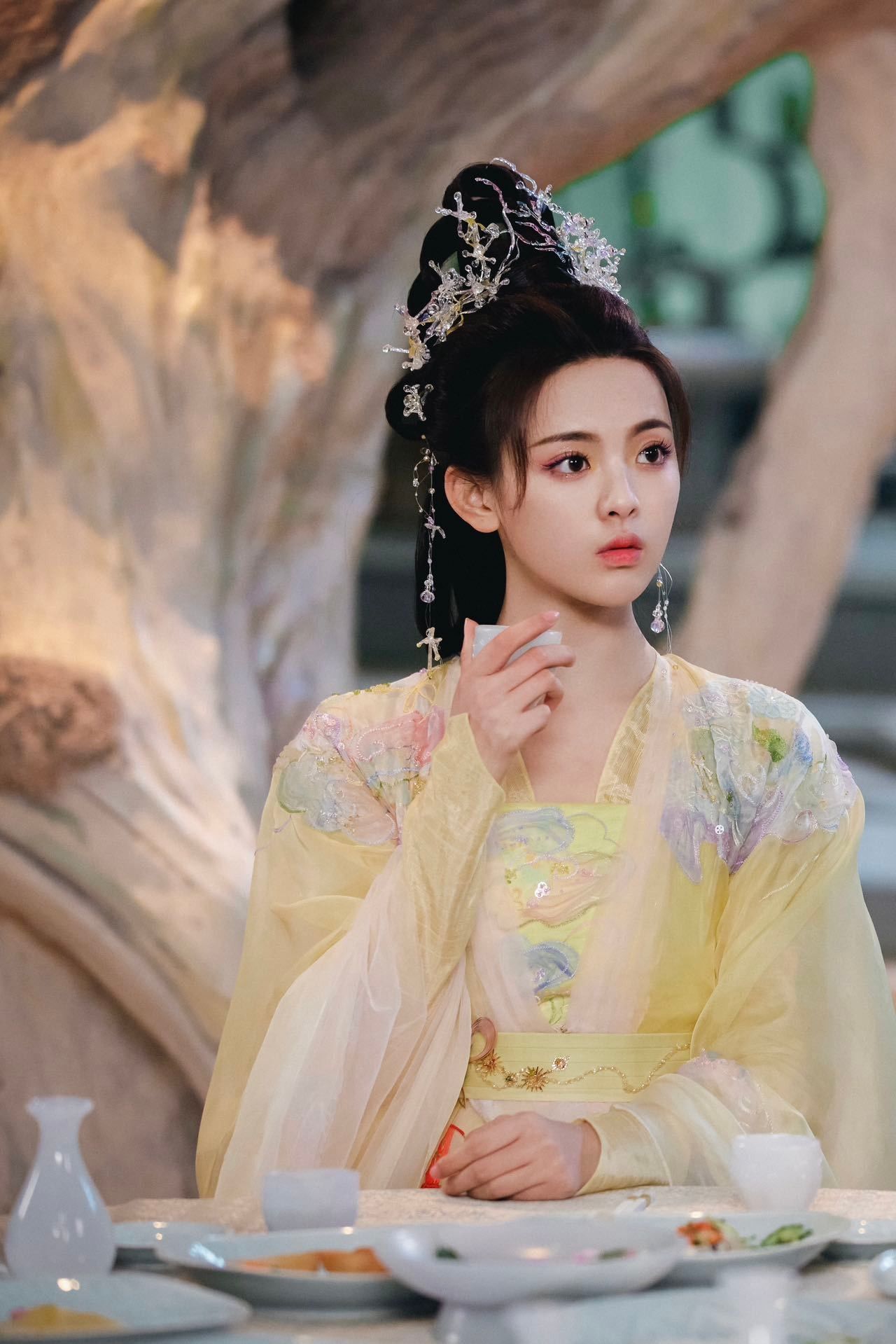 Amidst the Vast Blue Sky:The Ancient Charm of Hanfu Fashion in its Classic Grandeur Amidst the Vast Blue Sky:The Ancient Charm of Hanfu Fashion in its Classic Grandeur