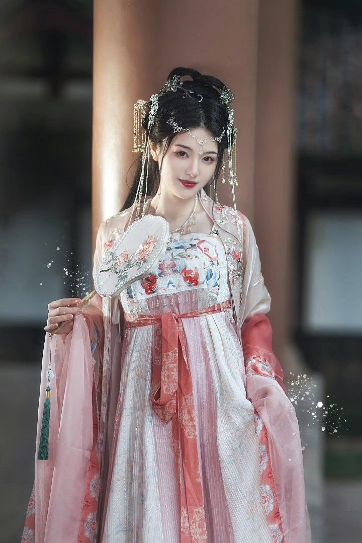 The Elegance of Qipao Wedding Gowns for the Beloved Mother-in-Law The Elegance of Qipao Wedding Gowns for the Beloved Mother-in-Law